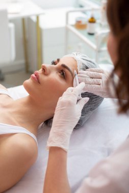 Botoks enjeksiyonu alan hoş ve hoş bir kadın