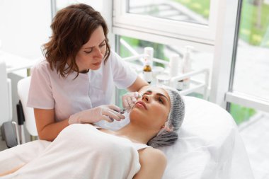 İyi profesyonel doktor hastalarının yüzüne bakıyor