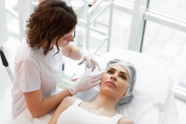 Çalışan yetenekli bir kozmetolojist in üst görünümü