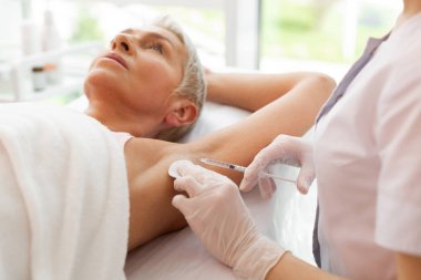 Profesyonel kadın güzellik özel bir enjeksiyon yapıyor