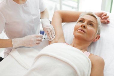 Kolunu kaldıran yaşlı güzel kadın