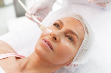 Hoş güzel kadın onu temizlenmiş karşı karşıya olan