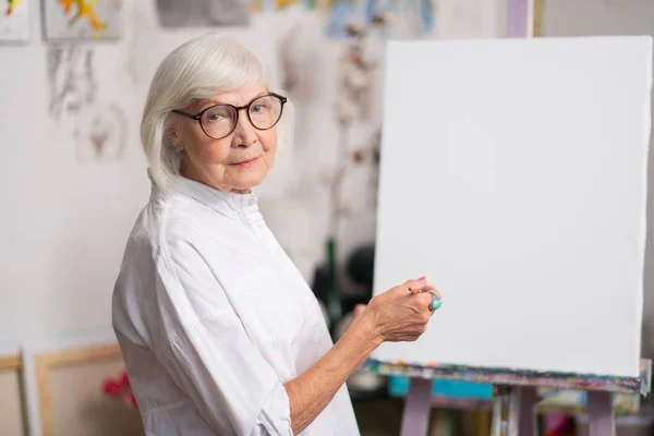 Hermosa mujer usando anteojos antes de pintar en taller —  Fotos de Stock