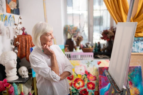 Veselý důchodce, milující Malování před začátkem — Stock fotografie
