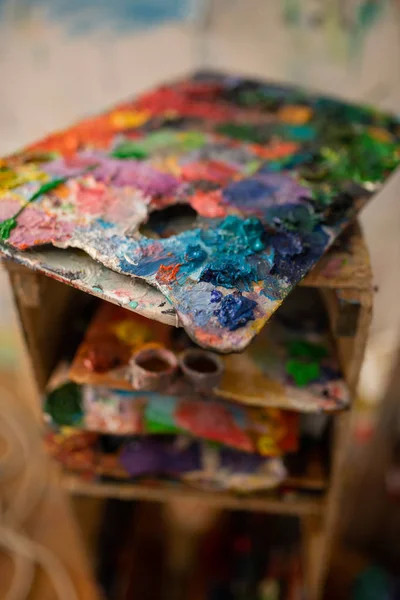 Close up of old color palette with different bright gouache — Stock Photo, Image