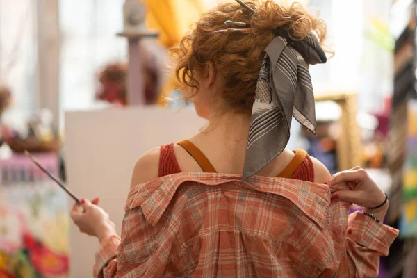 Student med cool frisyr håller målning borste — Stockfoto
