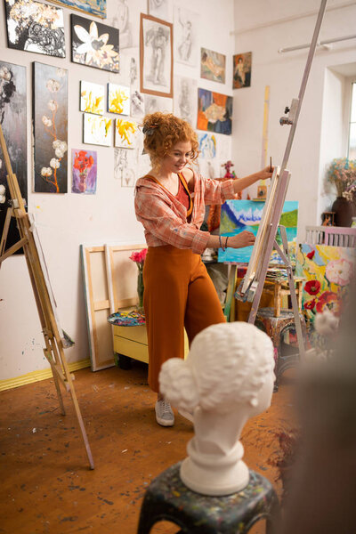 Веселый художник, взволнованный и вдохновленный во время рисования
