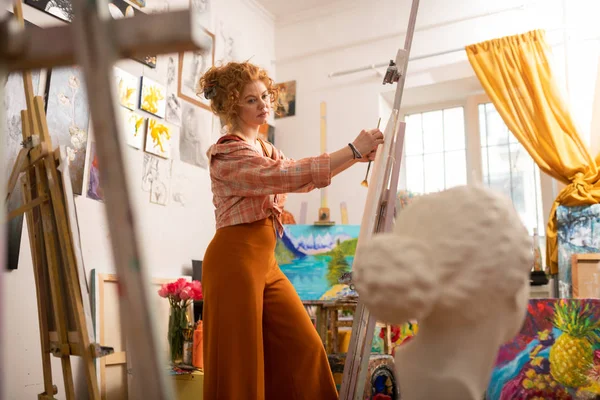 Artista teniendo inspiración pintura sobre lienzo de pie cerca de la ventana —  Fotos de Stock