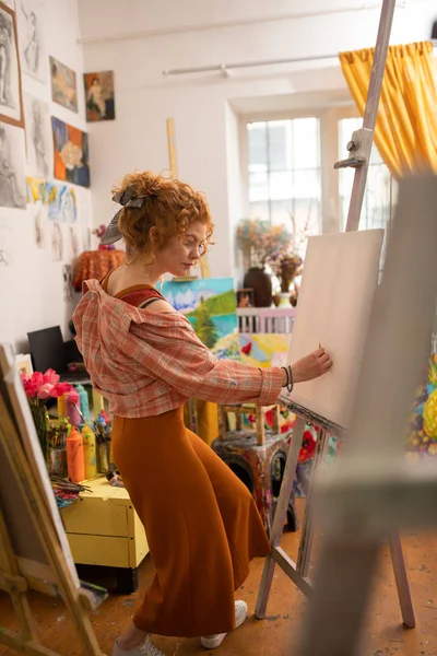 Curly joven artista dibujo en el fin de semana se siente relajado —  Fotos de Stock