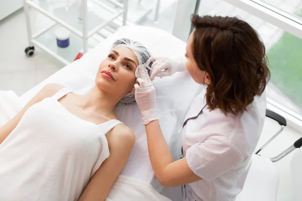 Visão superior de um cosmetologista profissional fazendo uma injeção — Fotografia de Stock
