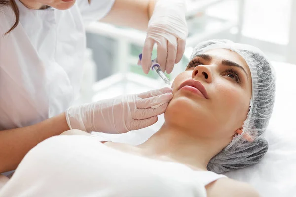 Mulher bonita agradável que vem ao cosmetologist — Fotografia de Stock