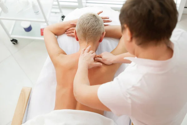 Вид сверху женской спины во время массажа тела — стоковое фото