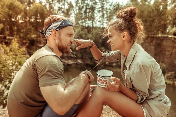Vackra positiva unga paret beundrar varandra — Stockfoto