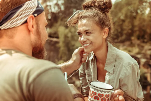 Glad ung kvinna leende till sin pojkvän — Stockfoto