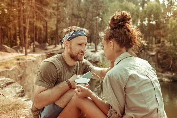 Trevligt ungt par som vilar i skogen tillsammans — Stockfoto