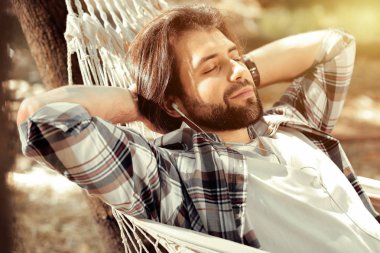 Neşeli huzurlu yakışıklı adam müzik dinliyor