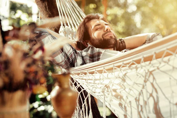 Buen hombre feliz durmiendo en la hamaca — Foto de Stock