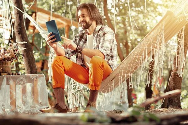 Vrolijke positieve man die zijn nieuwe Tablet vasthoudt — Stockfoto