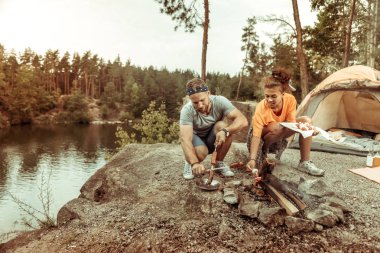 Sosis ile bir şiş tutan nice yakışıklı adam