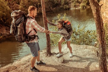 Kız elini tutan güzel yakışıklı adam