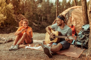 Mutlu pozitif adam bir müzik aleti tutan
