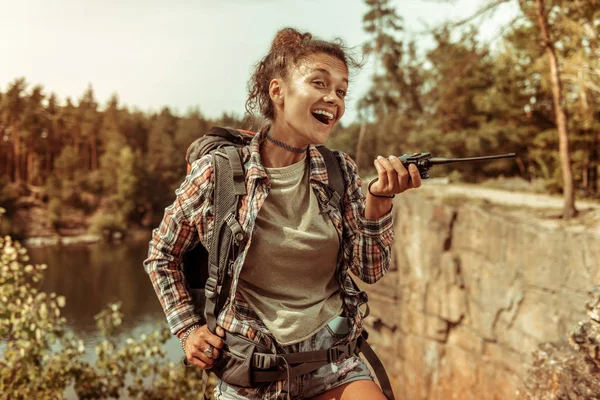 Walkie talkie konuşan mutlu neşeli kadın — Stok fotoğraf