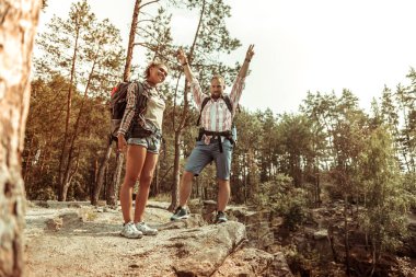 Mutlu mutlu çift ormanda yürüyüş
