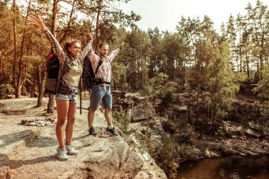 Mutlu güzel genç çift özgürlüklerinin tadını çıkarıyor