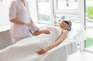 Saçlarını aldıran hoş ve hoş bir kadın