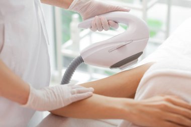 Dövme kaldırma için kullanılan özel lazer cihazı