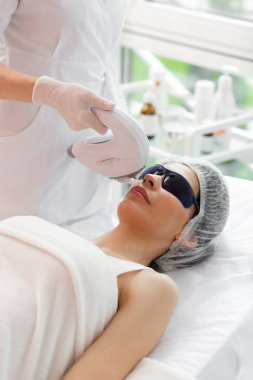 Özel koruyucu gözlük takan güzel güzel kadın