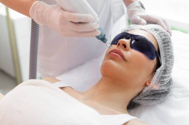 Özel gözlük takan iyi görünümlü güzel kadın