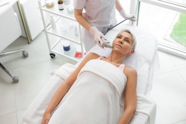 Ciddi olgun kadın bir dermadrop Tda prosedürü alan