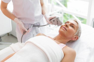 Güzel bir iyi görünümlü kadın üst görünümü