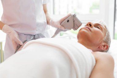 Kapalı gözlerle yatan güzel kısa saçlı kadın