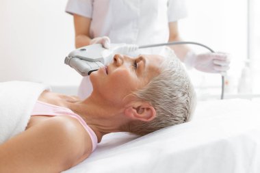 Güzellik kliniğinde pozitif kısa saçlı kadın olmak