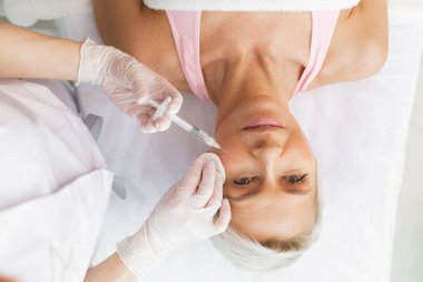 Enjeksiyon alan güzel olgun bir kadının üst görünümü