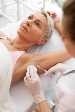 İşlem sırasında yatan hoş olgun kadın