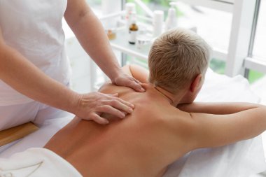 Güzel gri saçlı kadın vücut masajı alan