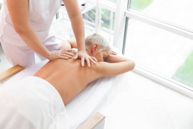 Bir sırt masajı olan nice olgun kadın