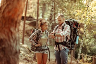 Saatine bakan ciddi genç adam