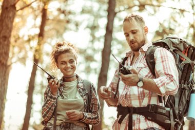 Neşeli aktif çift walkie talkie konuşma