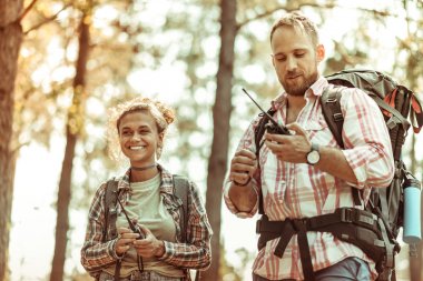 Özel walkie talkie kullanarak mutlu neşeli çift