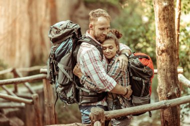 Sevgili kız arkadaşı sarılma güzel yakışıklı adam