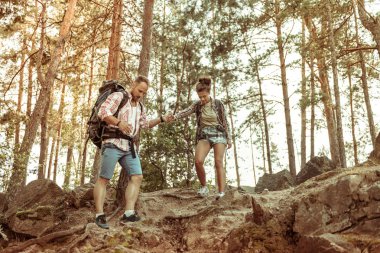Güzel hoş genç çift birlikte aşağı gidiyor