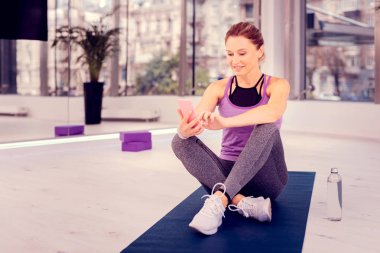 Hocasına samimi genç kadın yazma mesajı