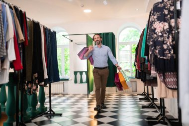 30'lu mutlu adam showroom paketleri ile yürüyüş.