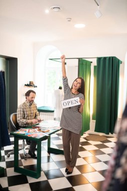 Contended enerjik iyi görünümlü çekici duygusal duygu