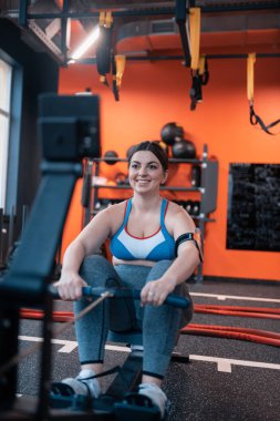 Gri tozluk giyen kilolu ve üst çalışma ile Kadın