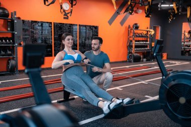 Kilolu kadın eğitmen yakınında egzersiz heyecanlı hissediyorum